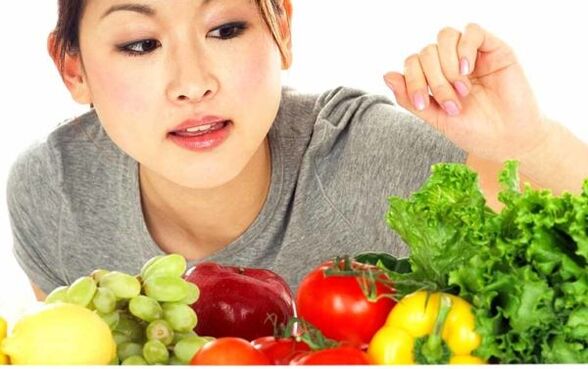 La niña japonesa elige productos para una dieta