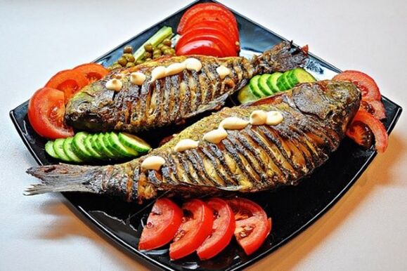 Según la dieta japonesa, puedes cocinar pescado al horno con verduras. 