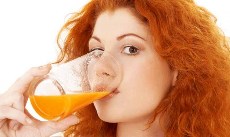 Chica bebe jugo en una dieta de bebida